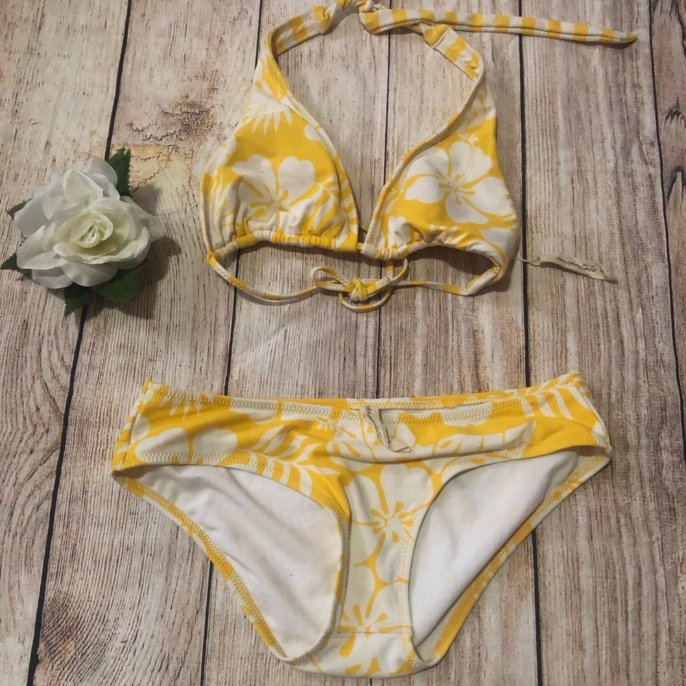 Yellow bikini 👙